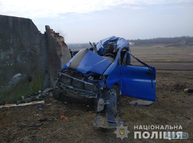 Водитель микроавтобуса разбился о стену под Одессой