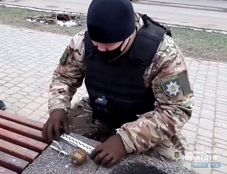 Иностранец с гранатой разгуливал по центру Одессы. Видео