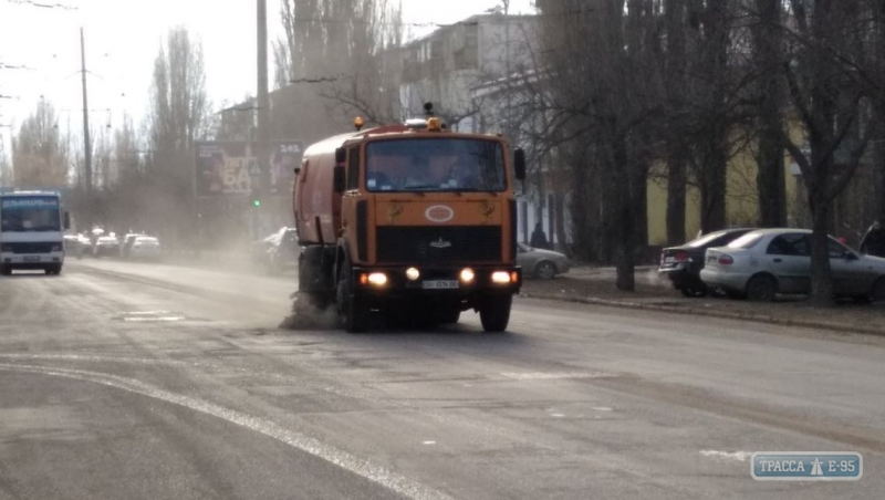 Коммунальщики Одессы убирают тонны песка с улиц города