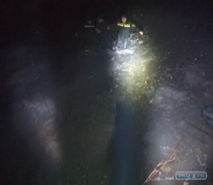 Человек оказался в ловушке на отколовшейся льдине в Днестровском лимане 