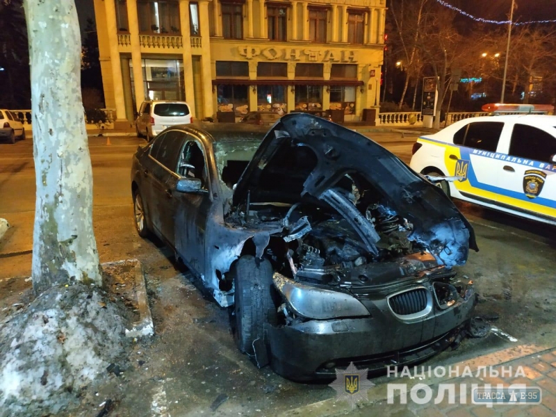 Неизвестные сожгли автомобиль BMW в Черноморске