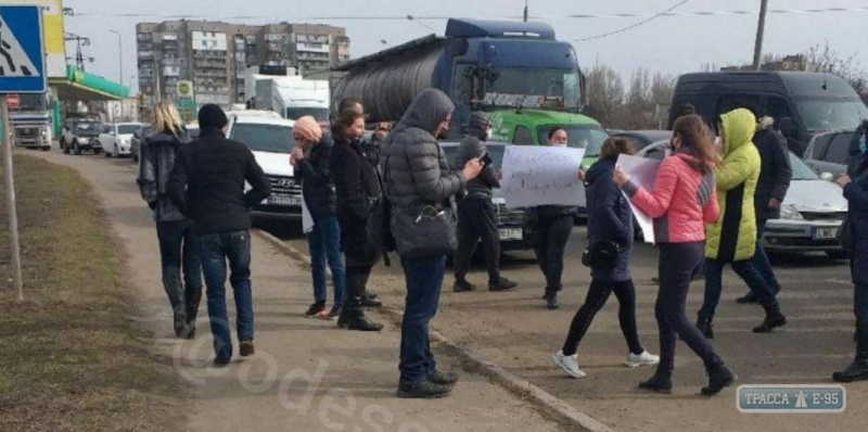 Жители пригорода Одессы перекрыли объездную дорогу