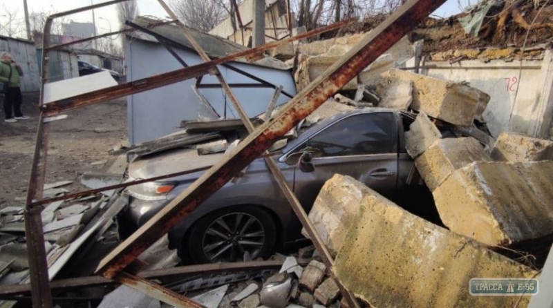 Каменный забор обрушился на автомобили в Одессе