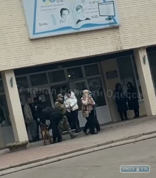 Неизвестный сообщил об угрозе взрыва в школе и коммунальных учреждениях Одессы