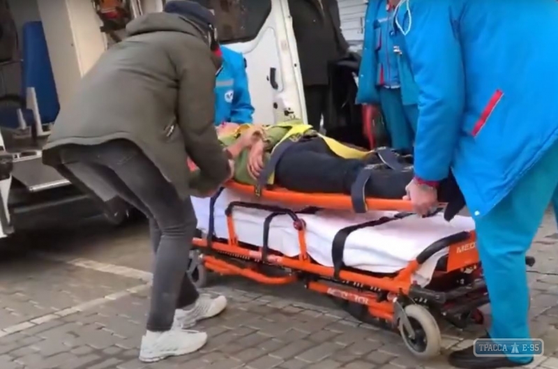 Мужчина упал с 23 этажа на автомобиль в Одессе