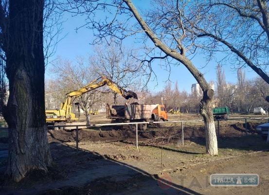 Строительная техника уничтожает школьный сад в Одессе