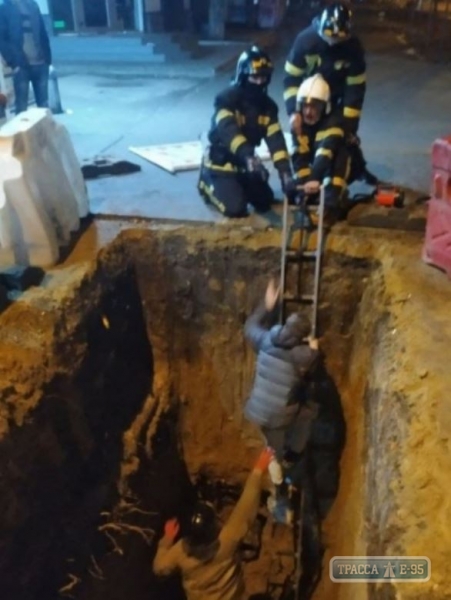 Опубликовано видео, как одессит свалился в огромную яму