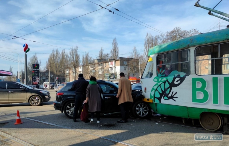 Движение трамваев остановилось из-за ДТП в Одессе на Люстдорфской дороге 