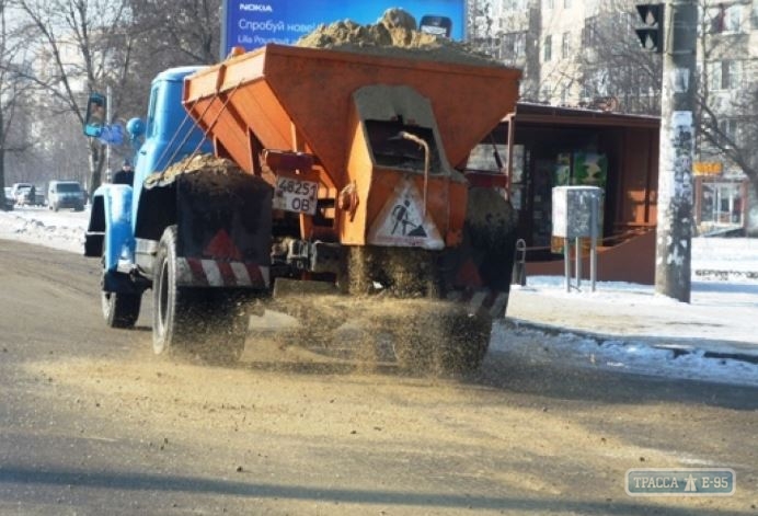 Одесские коммунальщики еще 2 недели будут очищать дороги от разбросанного ими песка