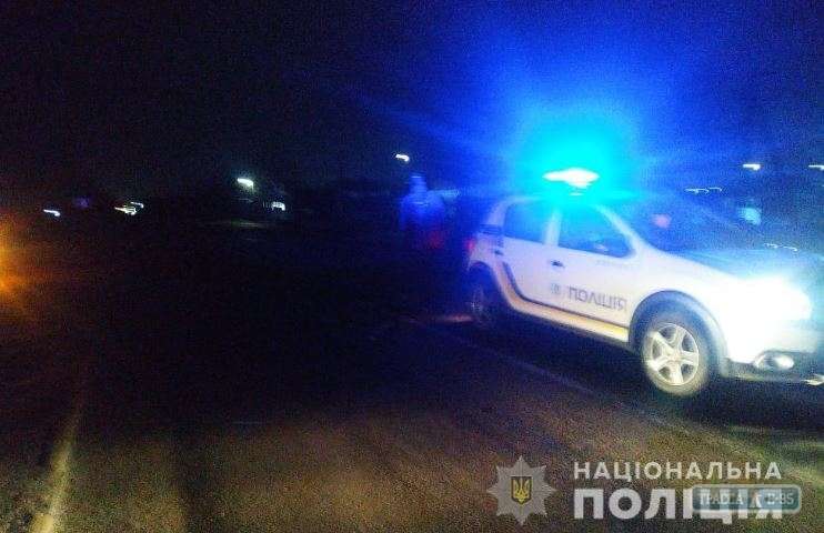 Автомобиль наехал на женщину, лежавшую на дороге под Одессой. Видео
