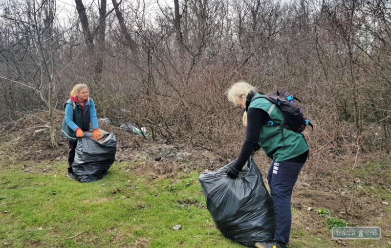 Одесситы очистили лесопарк от мусора 