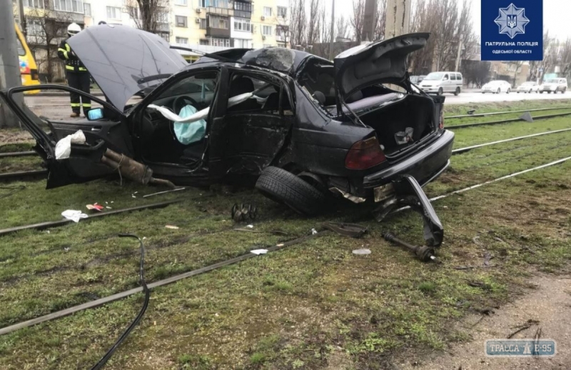 BMW врезался в столб в Одессе. Видео