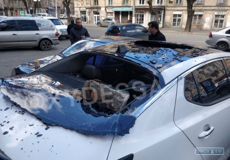 Крупные камни обрушились на автомобили с фасада здания в центре Одессы 