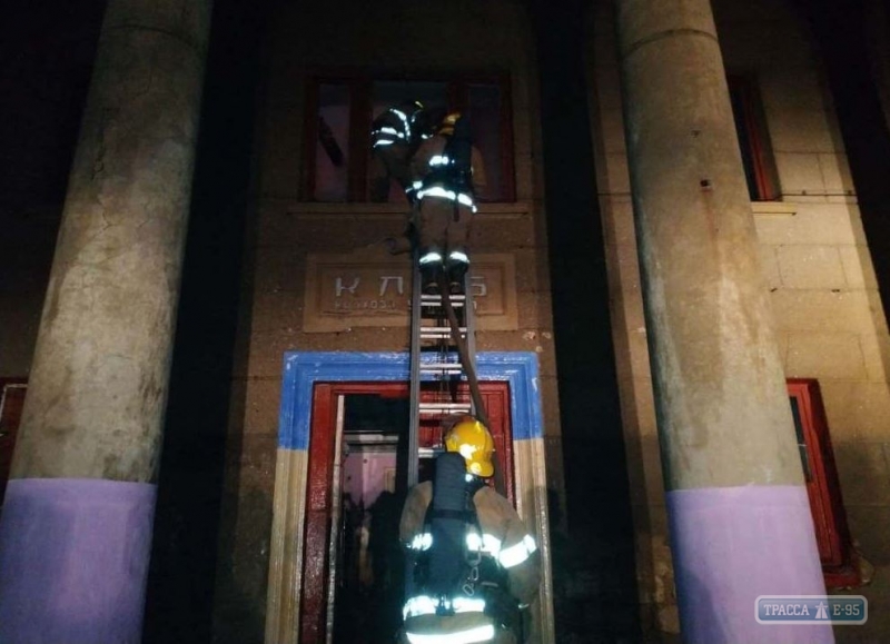 Дом культуры 5 часов горел в Одесской области