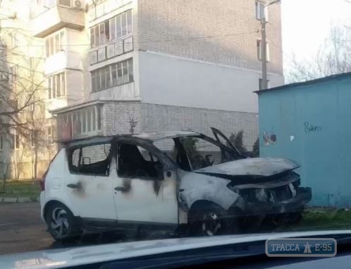 Автомобиль сгорел ночью в Черноморске. Видео