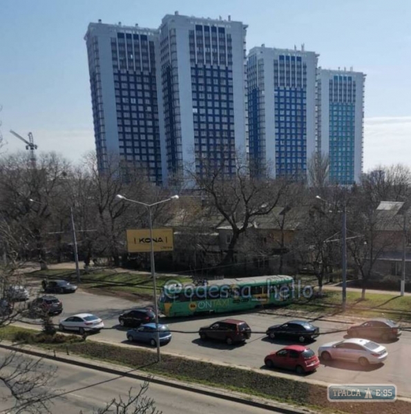 13-й трамвай в Одессе выскочил с рельсов на проезжую часть. Видео. ОБНОВЛЕНО