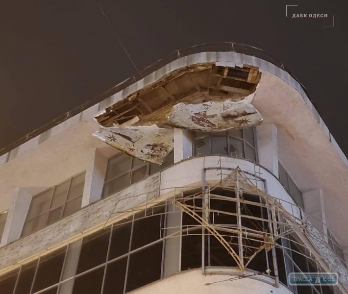 Фасад здания обрушился в Одессе на Дерибасовской