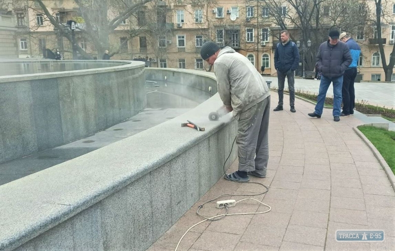 Вандалы повредили фонтан возле Одесского оперного театра