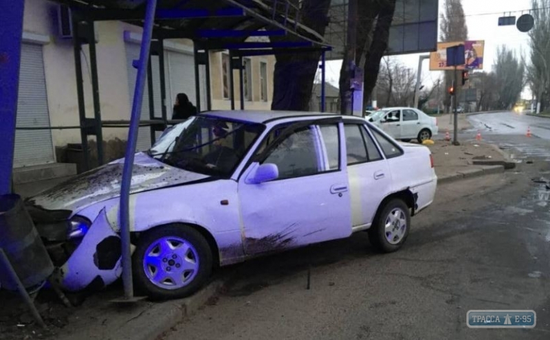 Пьяный водитель разбил остановку в Одессе и травмировал людей 