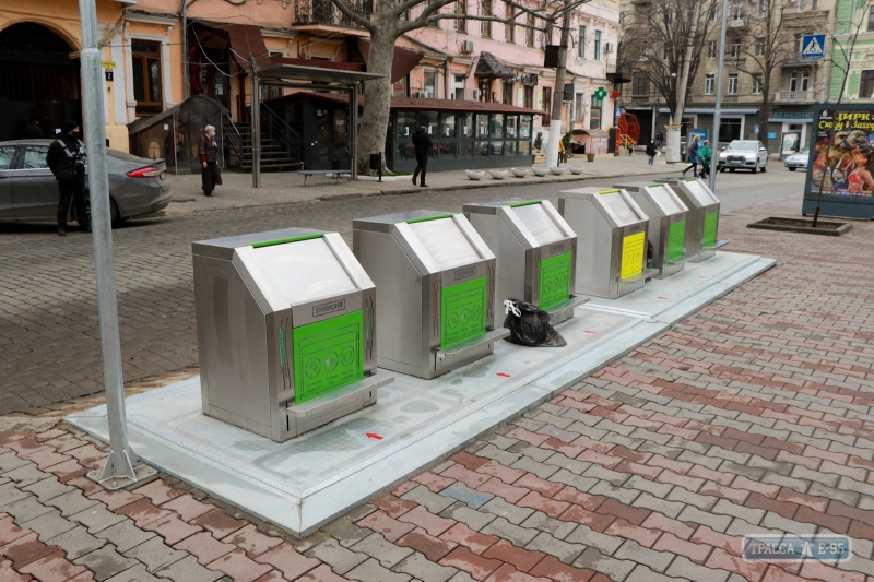 Мусорные контейнеры с солнечными батареями появились на Соборной площади в Одессе. Видео