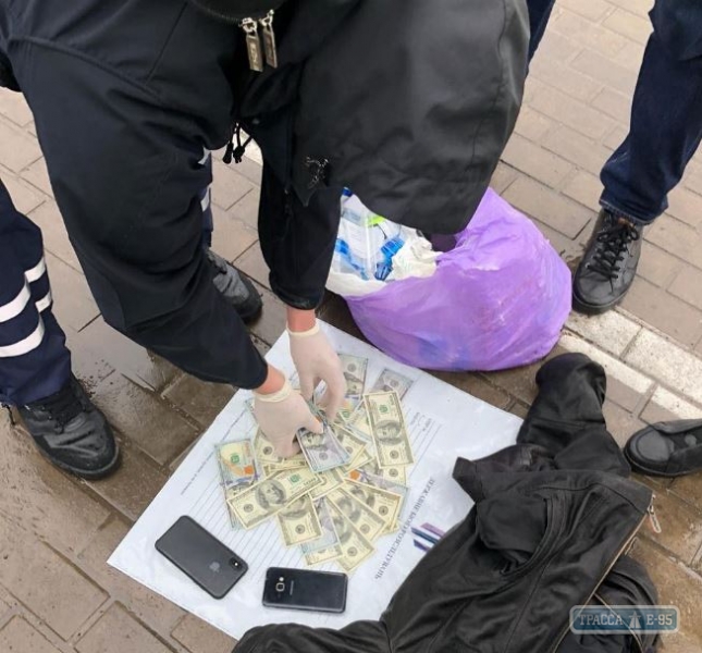 Полицейский чиновник за взятку способствовал захвату земельного участка в Одесской области