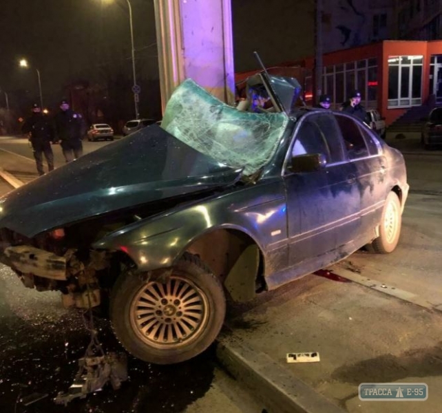 BMW врезался в столб в Одессе: пассажир погиб. Видео. ОБНОВЛЕНО