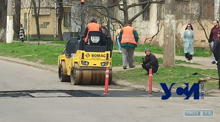 Одесские коммунальщики спешно залатали яму на дороге на месте резонансного ДТП