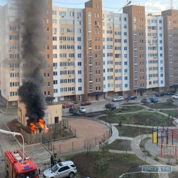 Пожар оставил без света сотни жителей ЖК в Суворовском районе Одессы. Видео