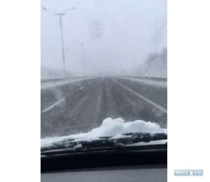 Снегопад накрыл трассу Одесса-Киев