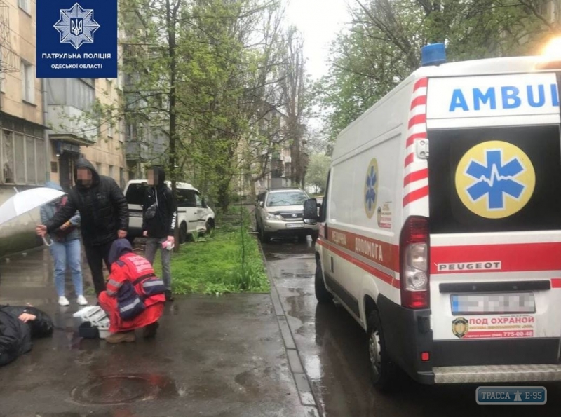 Пожилой водитель сбил пешехода на тротуаре в Одессе. Видео