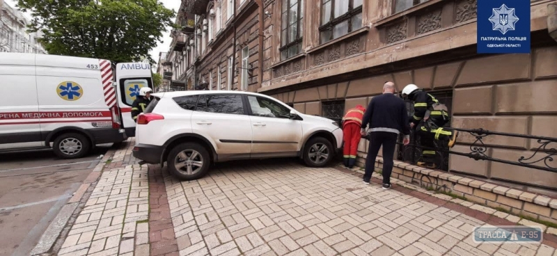 Одесская автомобилистка отправила в нокаут парковщика 