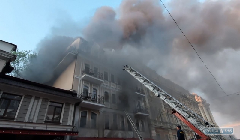 Появилась видеозапись операции по спасению людей из горящего отеля в центре Одессы