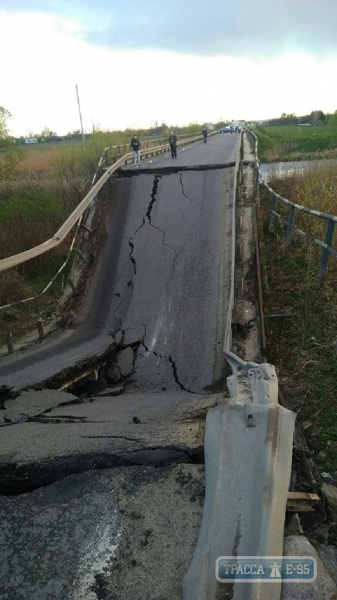 Мост обрушился на трассе Львов-Луцк (видео)