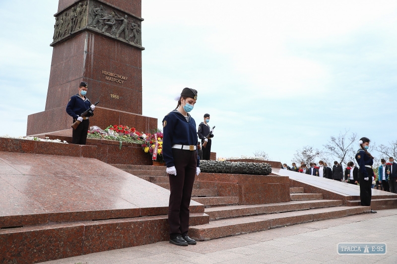 В Одессе возобновили Почетную вахту памяти на Аллее Славы