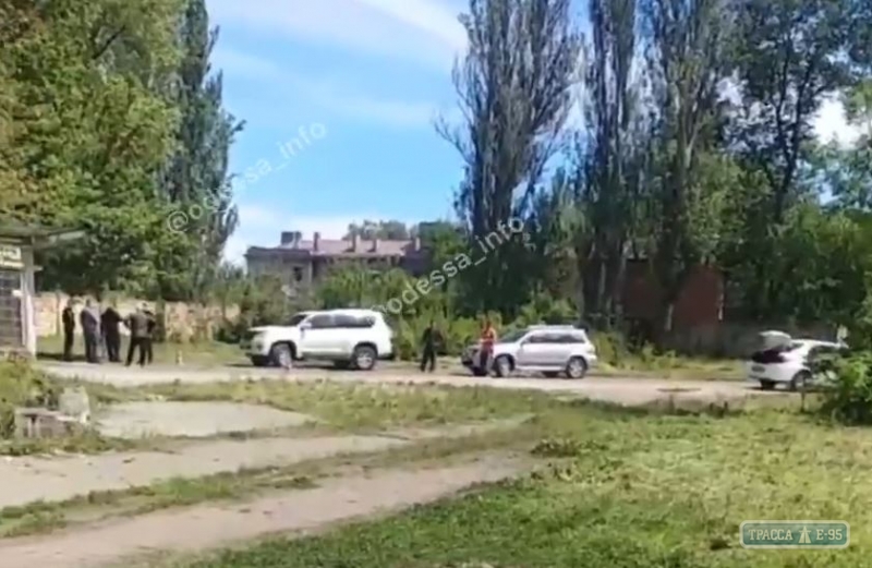 Группа мужчин обстреляла машину в Одессе и ранила человека. Видео