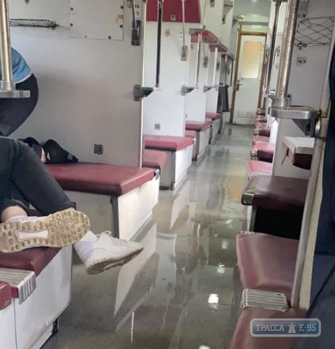 Вонючая вода затопила вагон поезда Рахов – Одесса. Видео