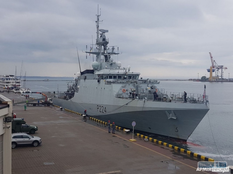 Британский военный корабль зашел в порт Одессы