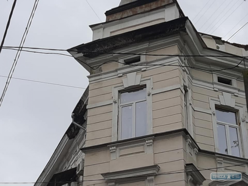 Фрагмент карниза исторического здания рухнул на автомобиль в Одессе
