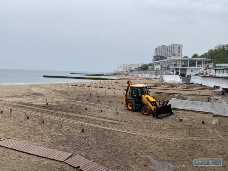 Одесские активисты снесли конструкции огромного настила на пляже Аркадия