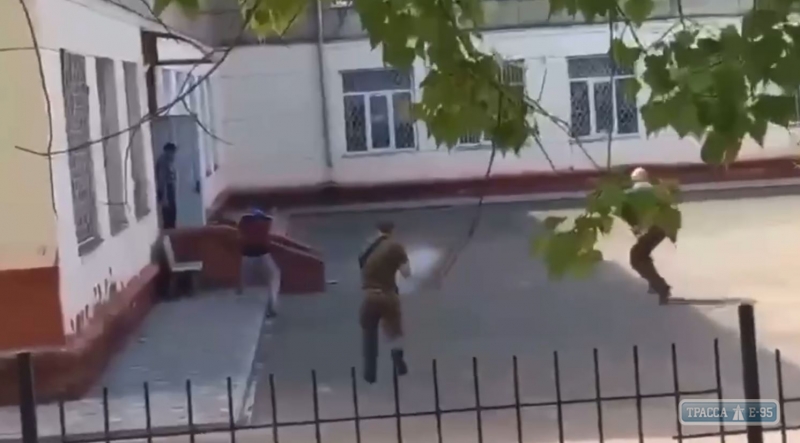 Охранники стреляли в человека во дворе школы в Одесской области. Видео