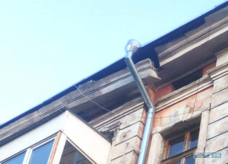 Спасатели демонтировали плиту, которая начала падать с фасада на одесской Молдаванке