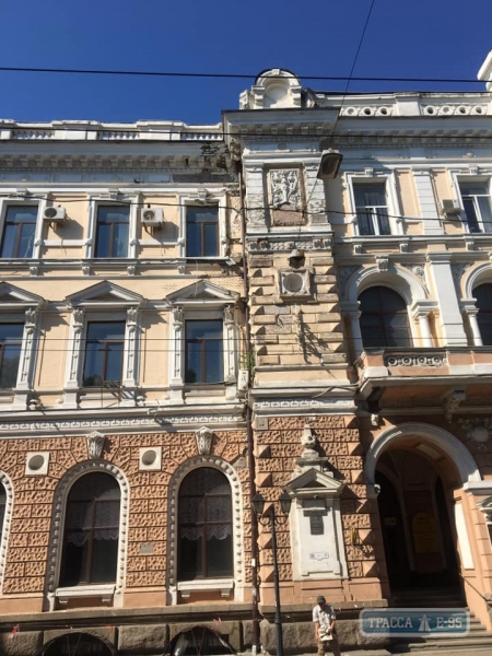 Фрагмент фасада памятника архитектуры обрушился в центре Одессы. Видео