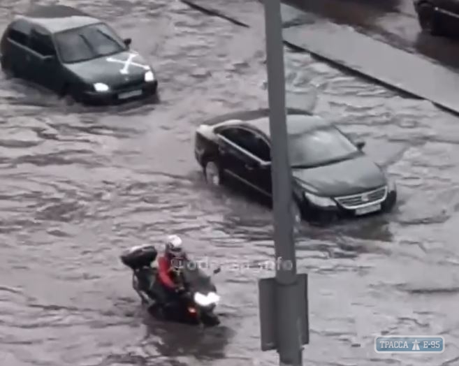 Ливень превратил улицы Одессы в полноводные реки. Видео