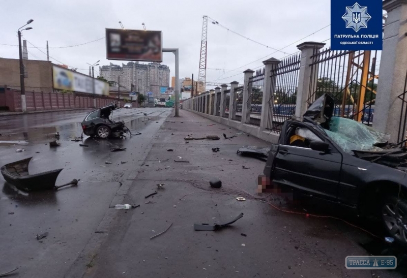 BMW разорвало пополам в Одессе: два человека погибли. Видео ДТП