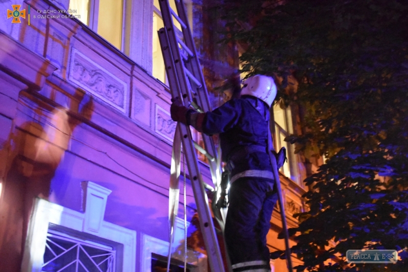 Жилой дом горел ночью в Одессе на Кузнечной. Видео