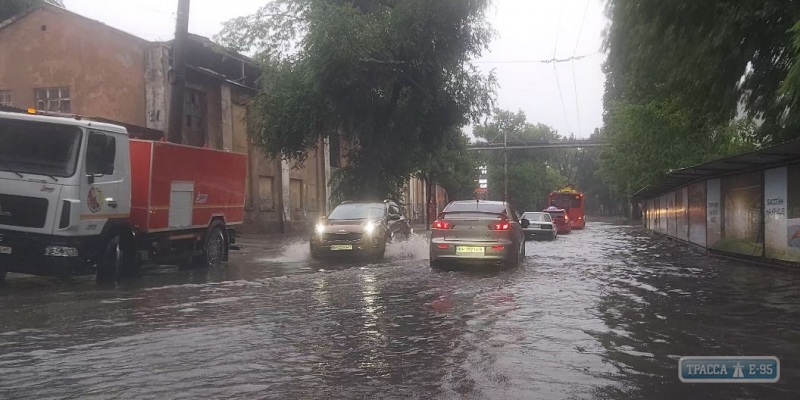 Дождь затопил улицы Одессы. Видео