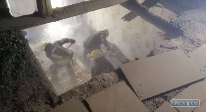 Обвалившийся потолок убил женщину в Одессе. Видео