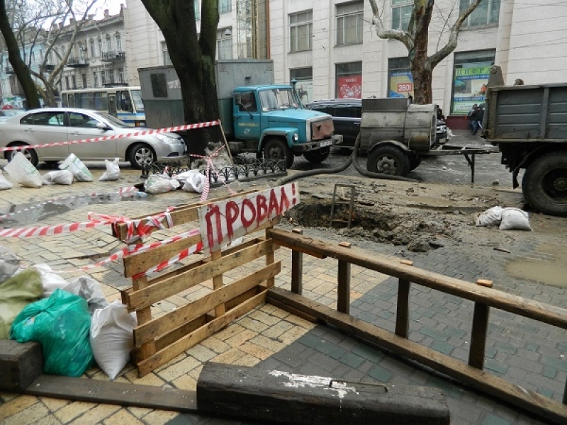 В центре Одессы провалилась часть тротуара (фото)