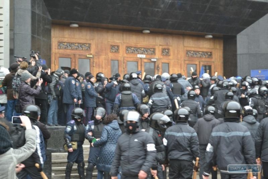 «Антимайдановцы» битами избивают активистов Евромайдана и журналистов у здания Одесской ОГА