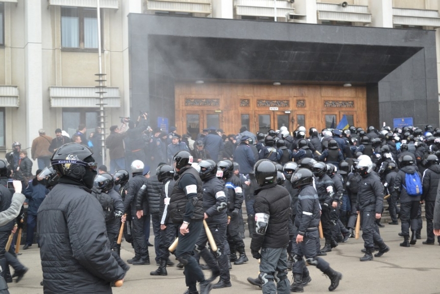 «Титушки» при попустительстве милиции устроили массовое побоище под зданием Одесской ОГА